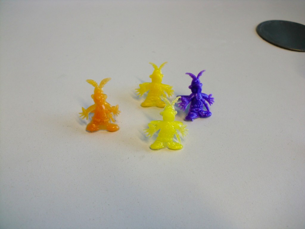 Asterixfigur orange links hat dicke Federn, die anderen dünne Federn